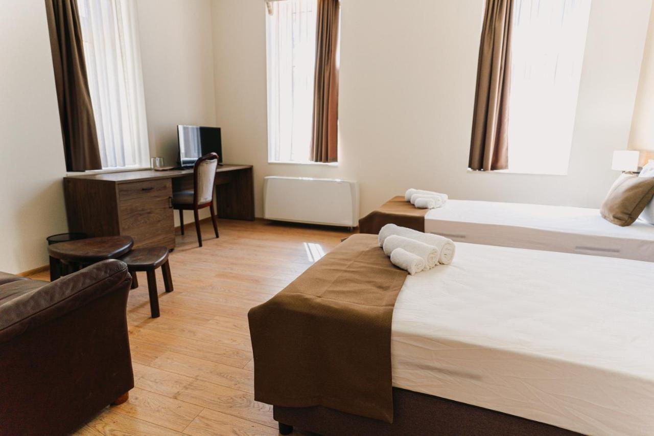 Хотел Театъръ Hotel Plevna Kültér fotó