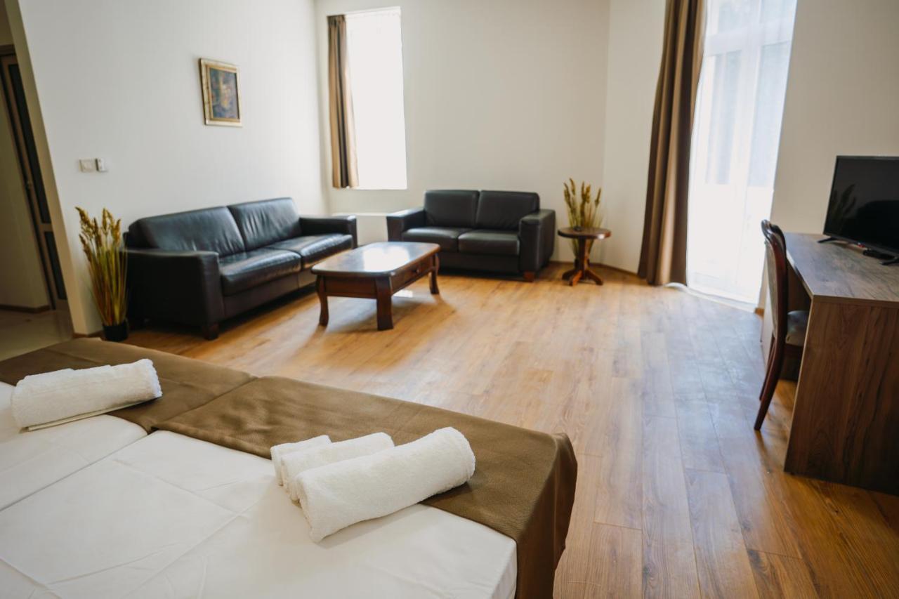 Хотел Театъръ Hotel Plevna Kültér fotó