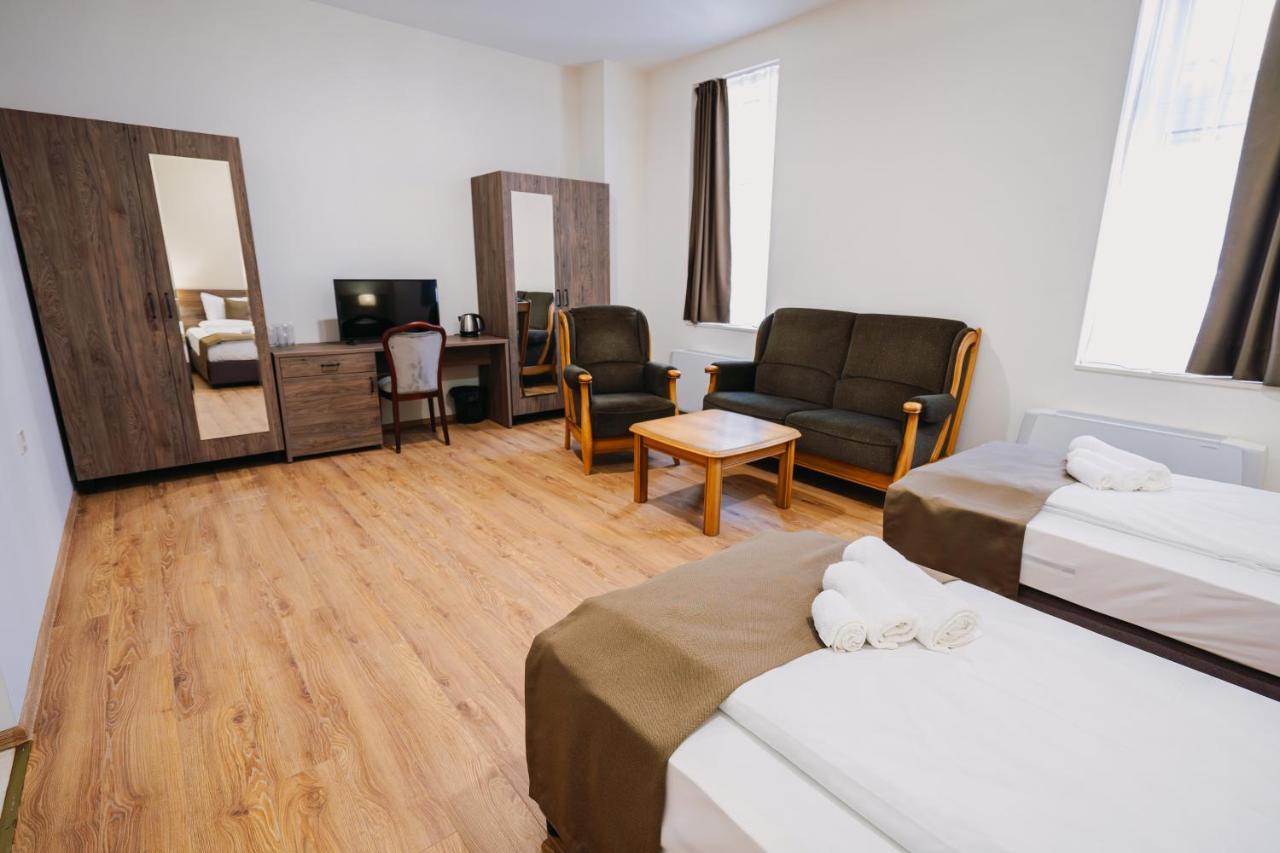 Хотел Театъръ Hotel Plevna Kültér fotó