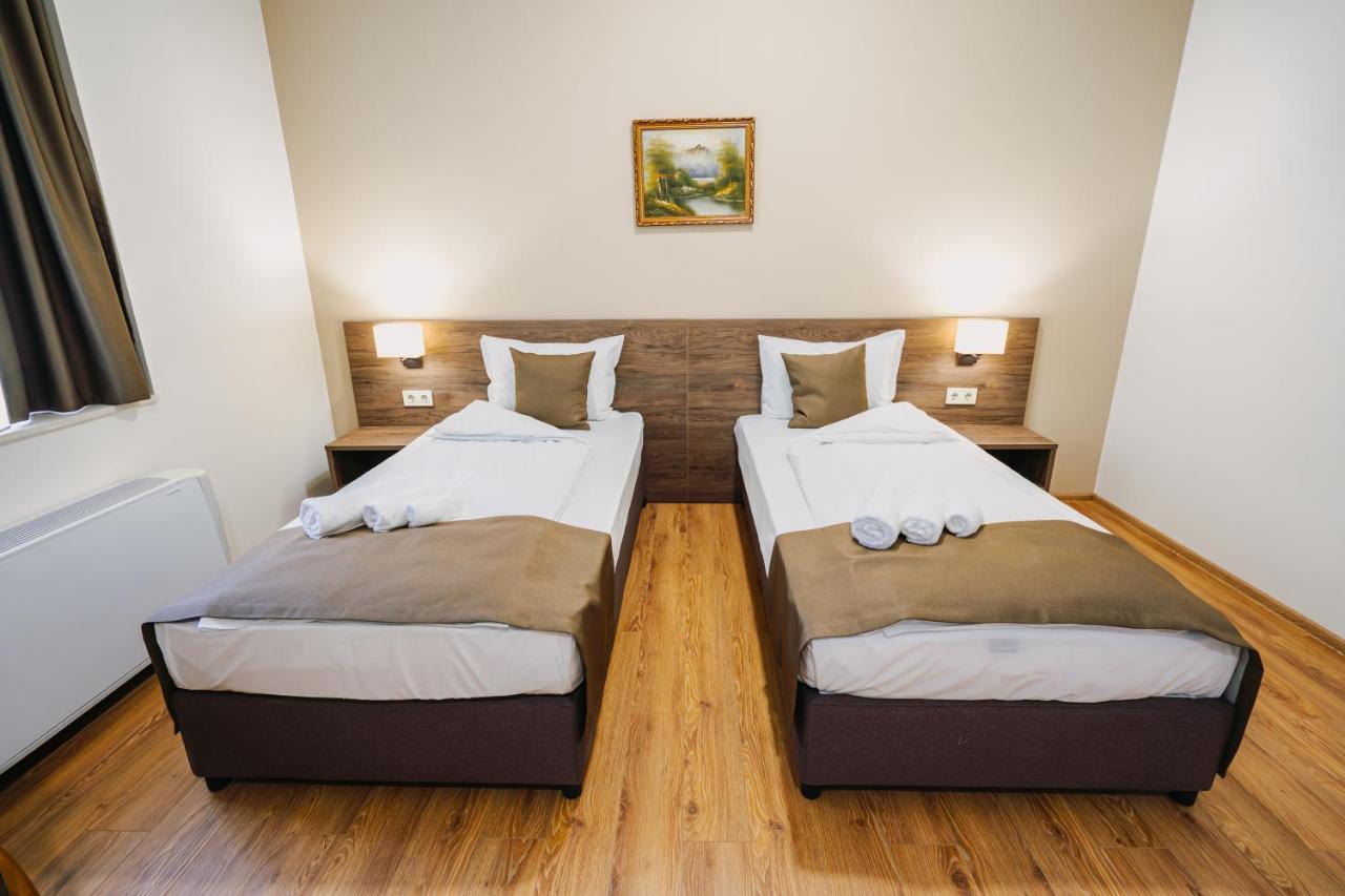 Хотел Театъръ Hotel Plevna Kültér fotó