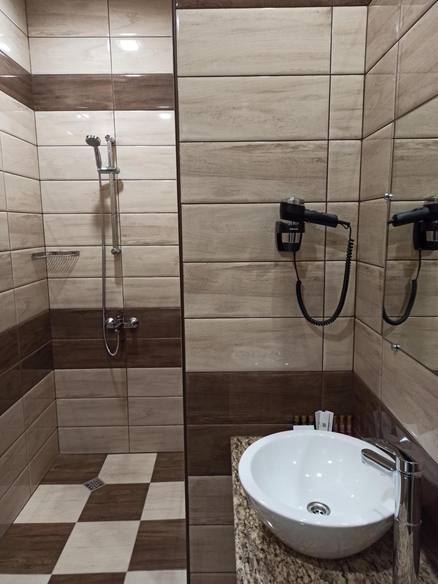 Хотел Театъръ Hotel Plevna Kültér fotó