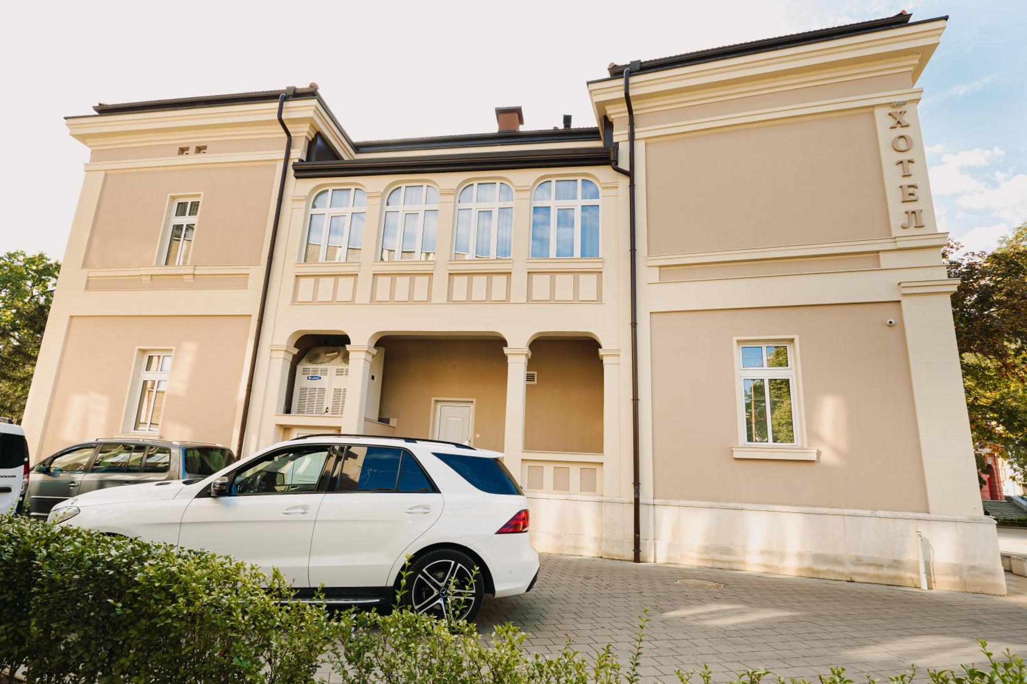 Хотел Театъръ Hotel Plevna Kültér fotó