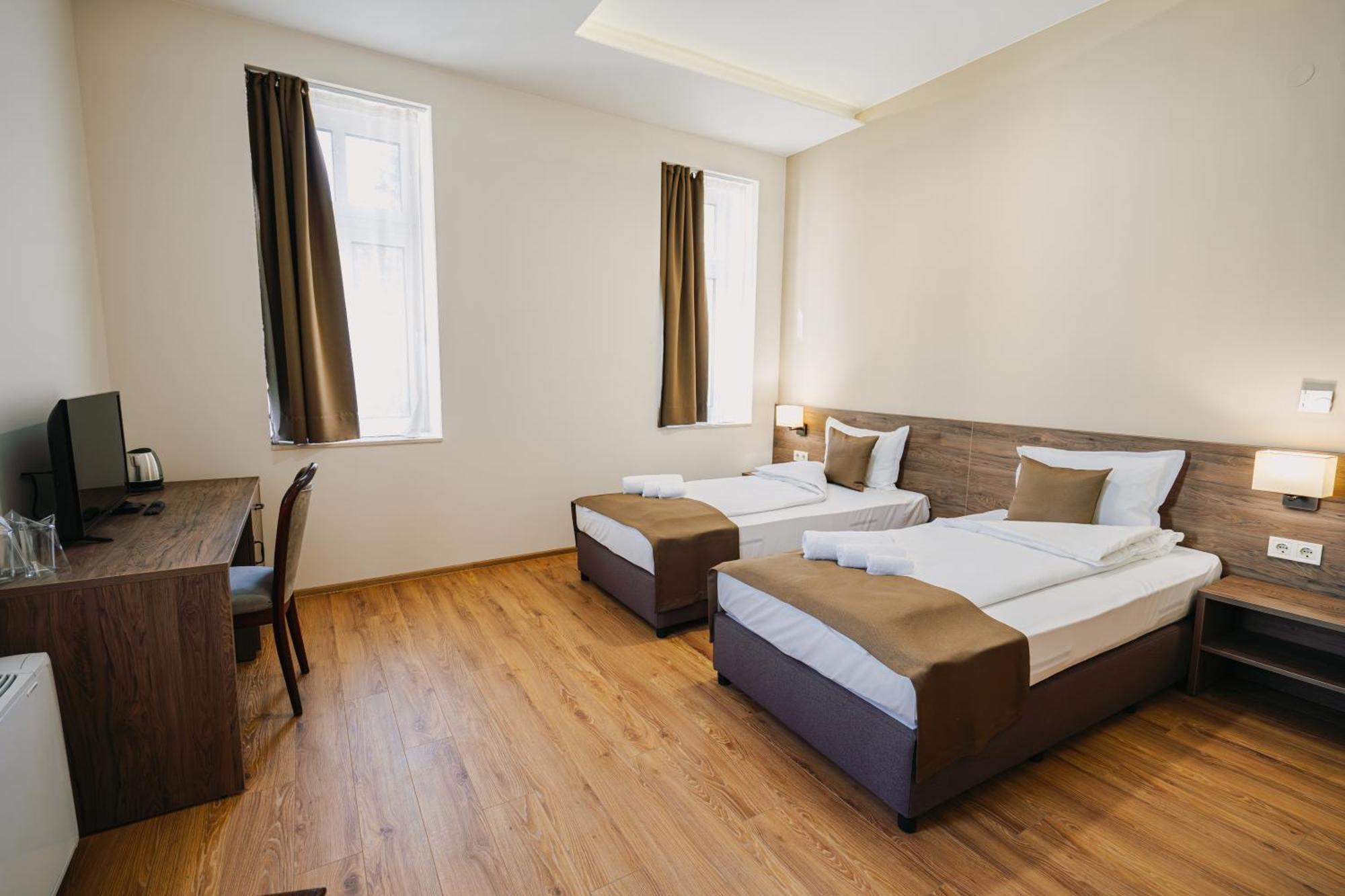 Хотел Театъръ Hotel Plevna Kültér fotó