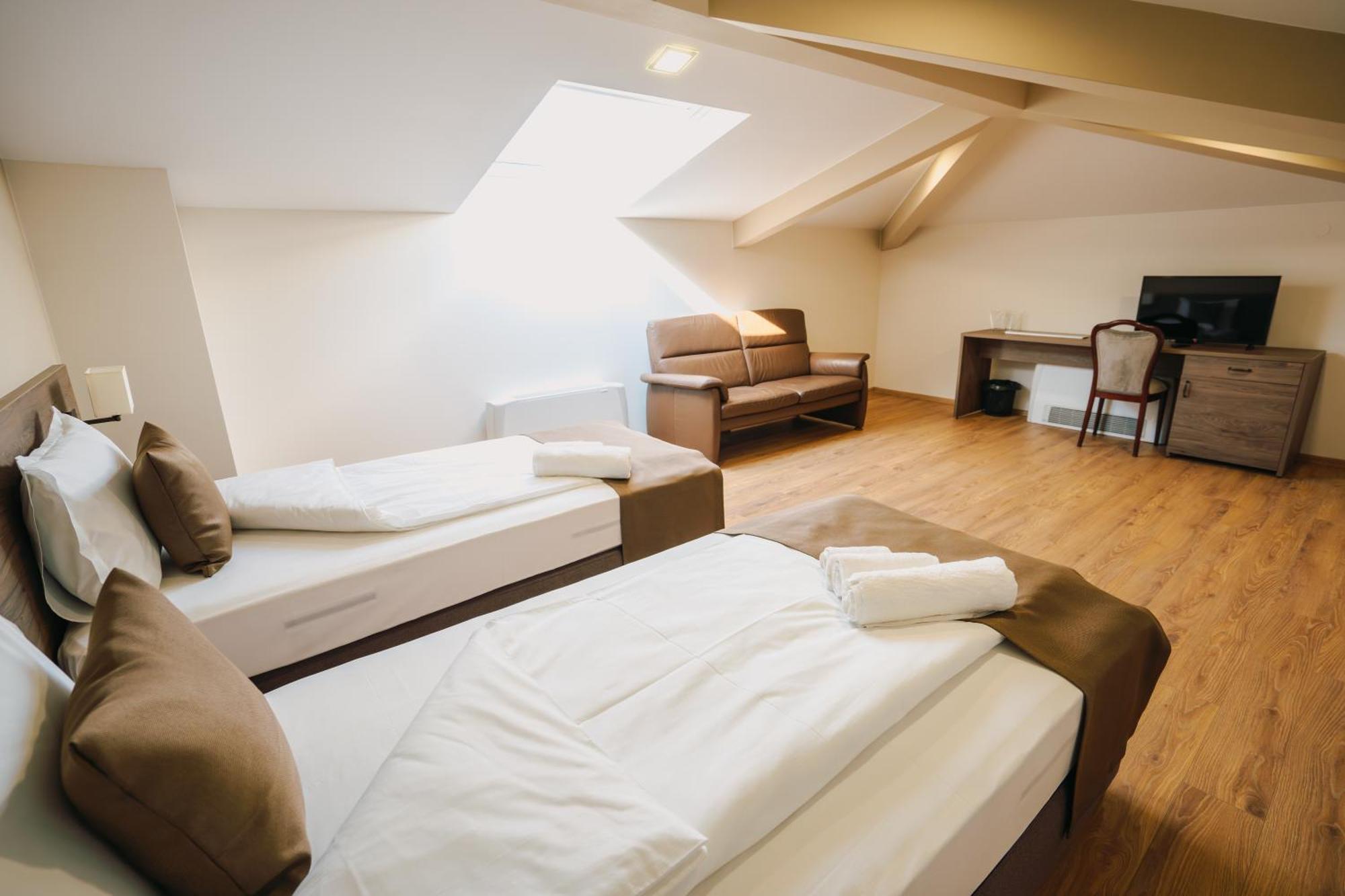 Хотел Театъръ Hotel Plevna Kültér fotó