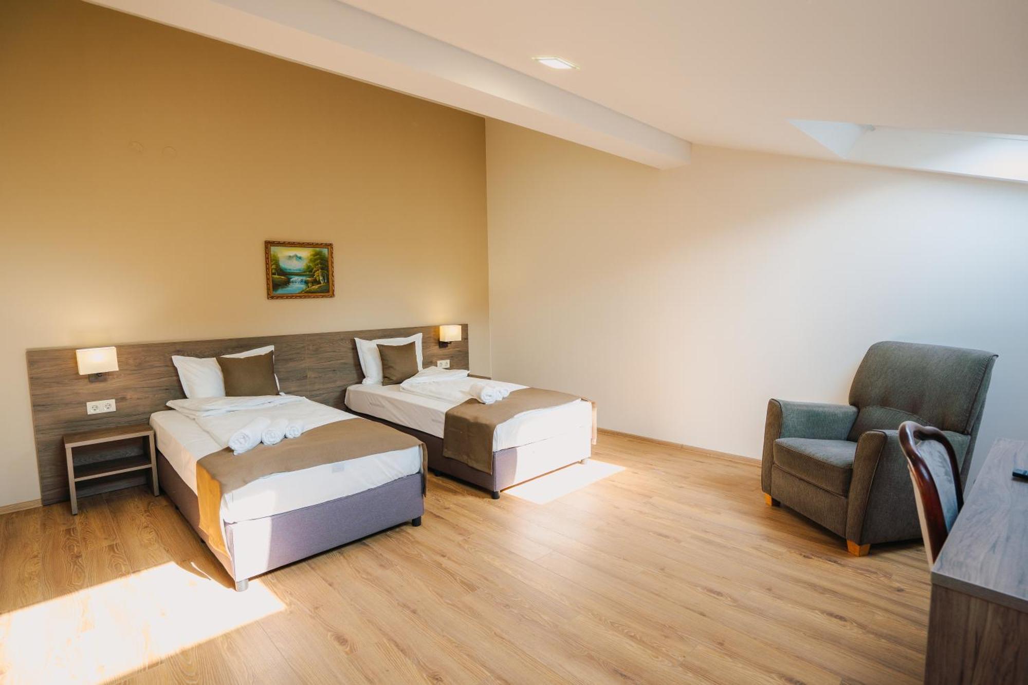 Хотел Театъръ Hotel Plevna Kültér fotó