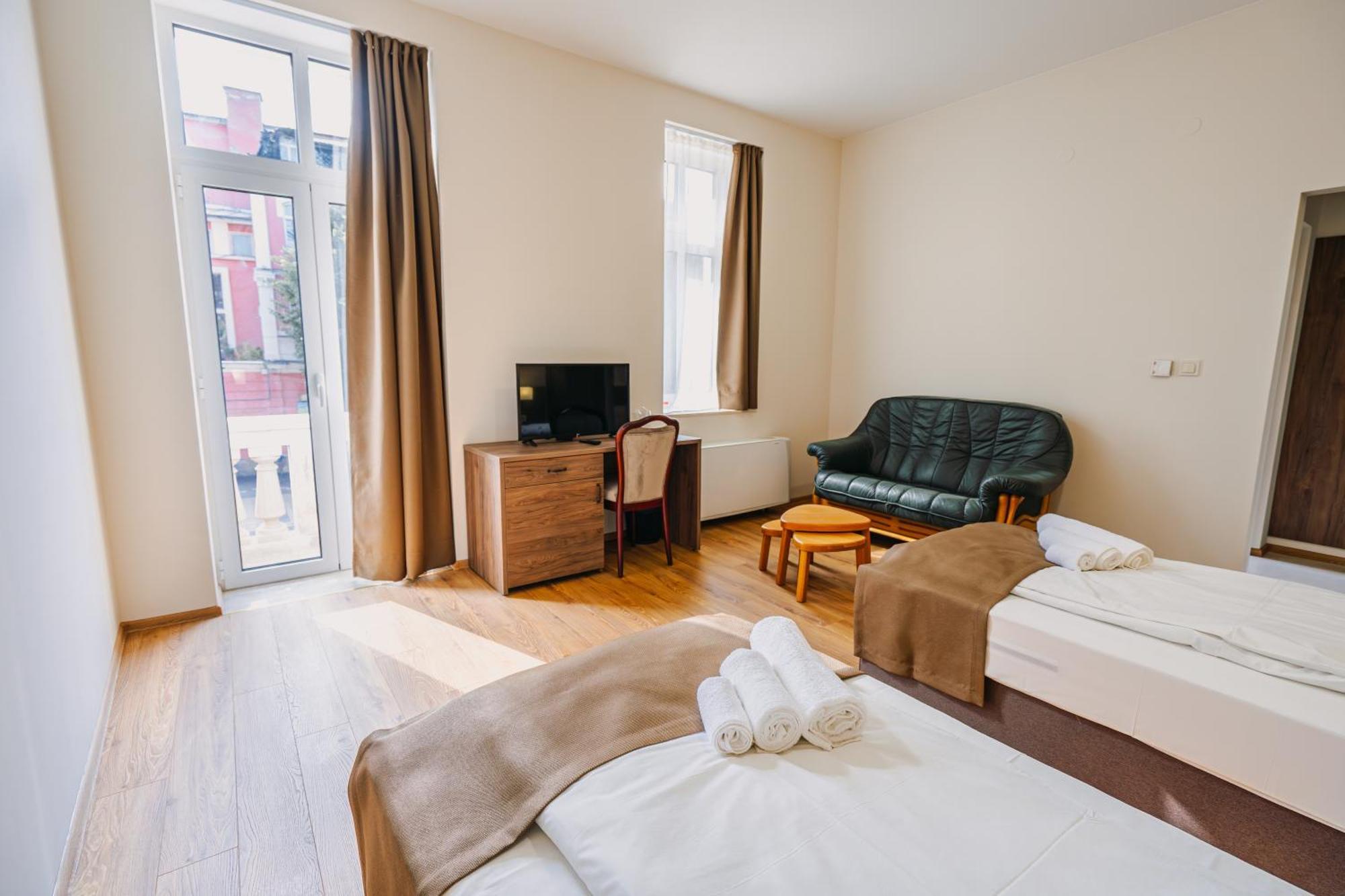 Хотел Театъръ Hotel Plevna Kültér fotó