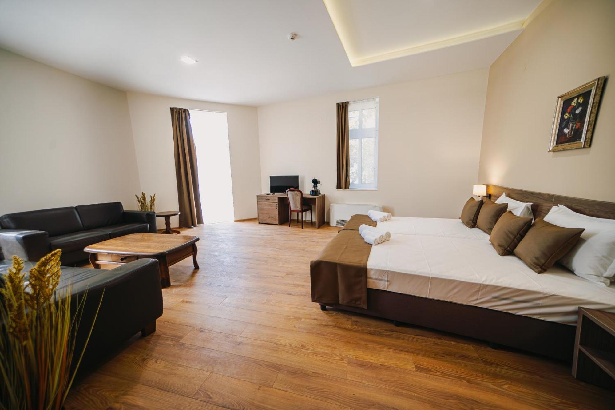 Хотел Театъръ Hotel Plevna Kültér fotó