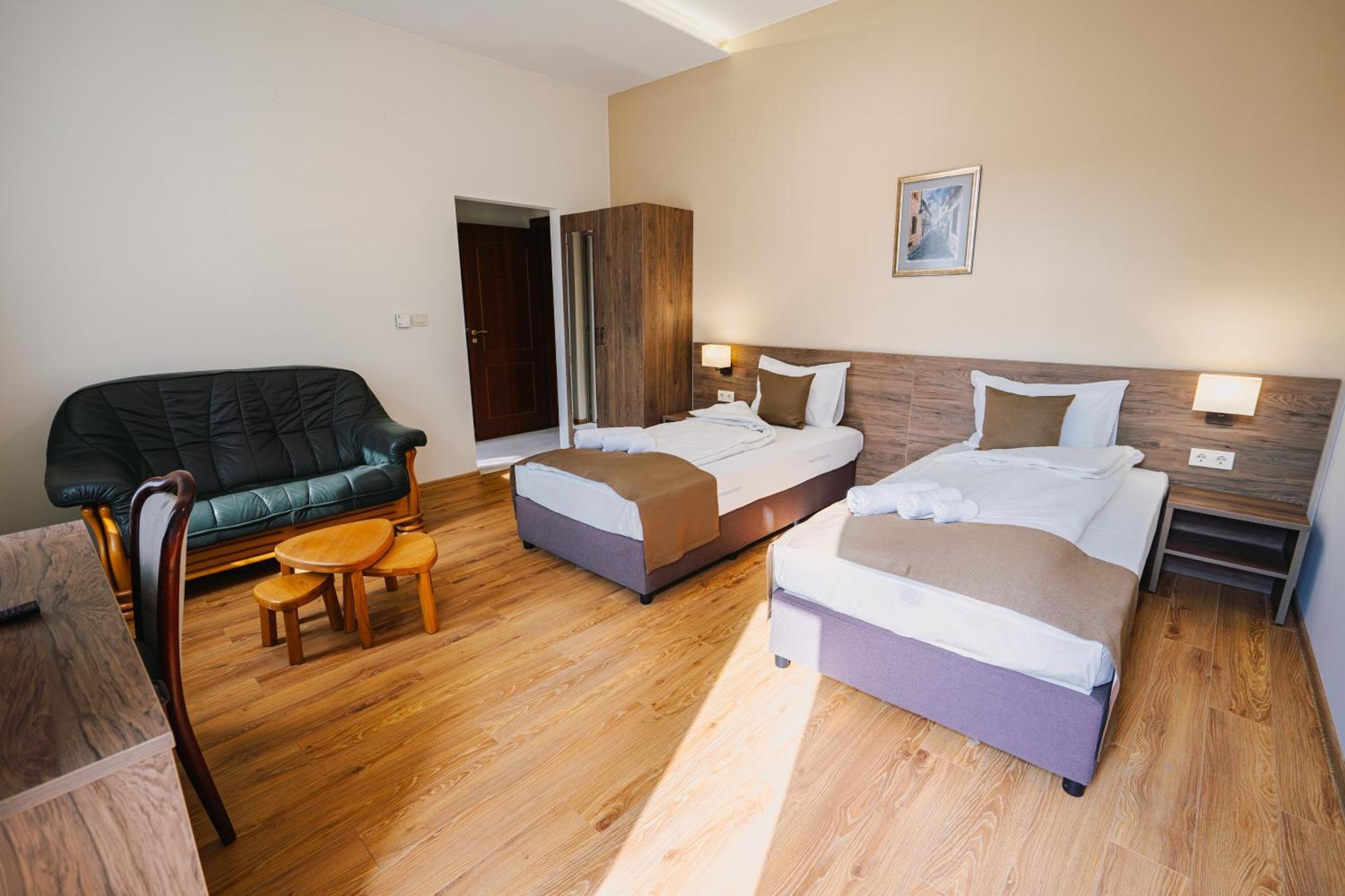 Хотел Театъръ Hotel Plevna Kültér fotó