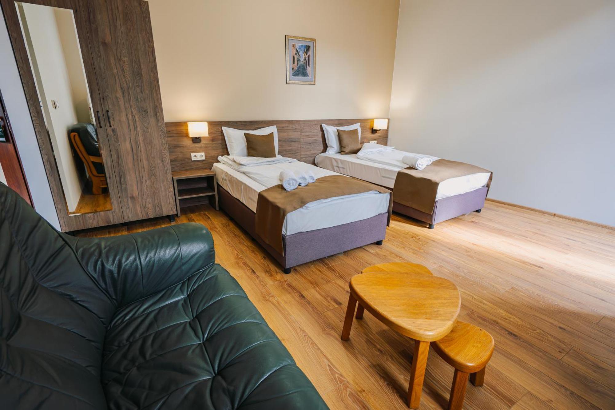 Хотел Театъръ Hotel Plevna Kültér fotó